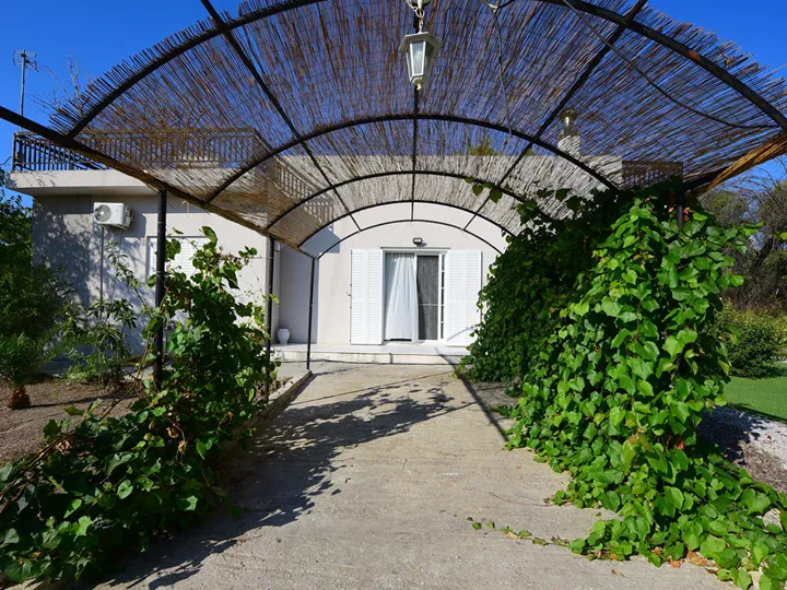 Linovrochi House – Εξοχική κατοικία στο Βασιλικό